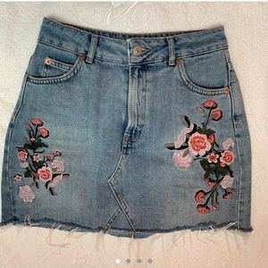 🌟 Embroidered Distressed Denim TopShop Skirt🌟